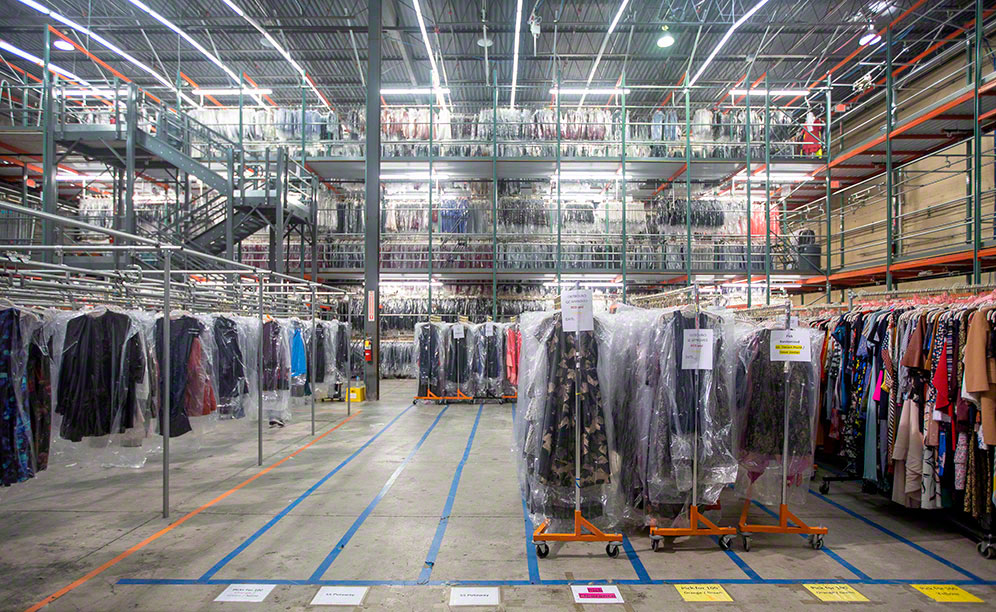 Warehouse best sale garment rack